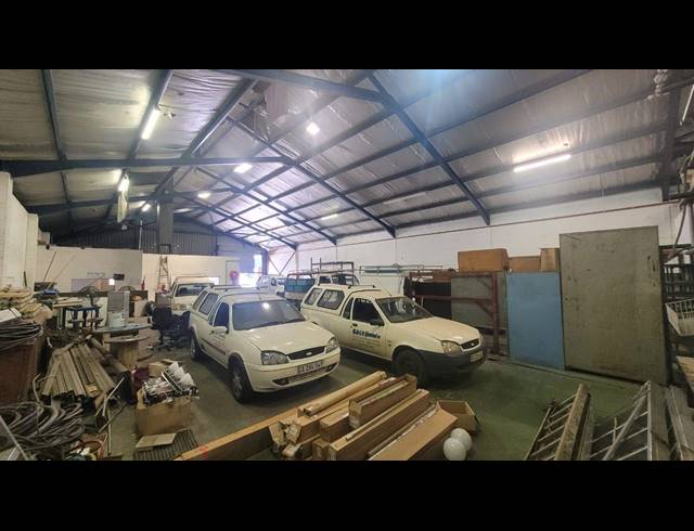 650M² WAREHOUSE TO LET IN ATLANTIS CENTRAL